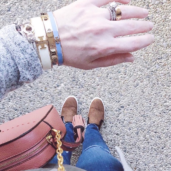 TORY BURCH • Rose Gold Milgrain Logo Ring - Picture 2 of 7